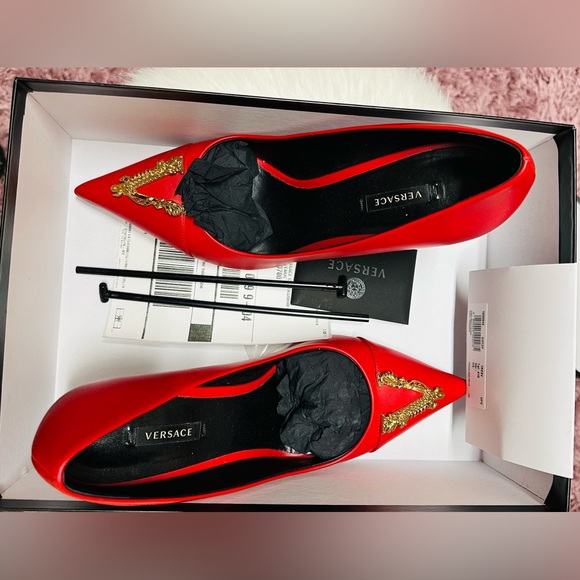 Authentic Versace logo plaque pointed toe pumps.Worn once. Sz 11. Mint condition - Picture 3 of 7